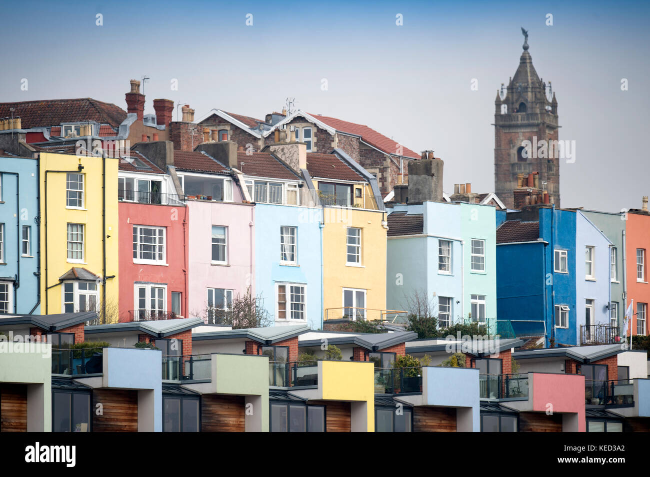 Zeitraum und moderne Häuser über Hotwells in Bristol mit dem Cabot Tower hinter, Großbritannien Stockfoto