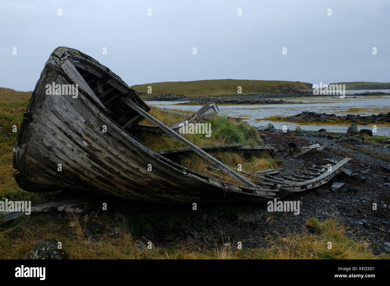 Altes Schiffswrack an der Küste mit verfallendem Holz auf der abgelegenen Insel Flatey in Island Stockfoto