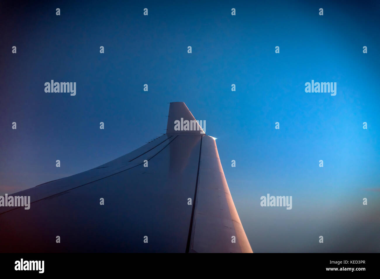 Flugzeugflügel bei Sonnenaufgang. Stockfoto