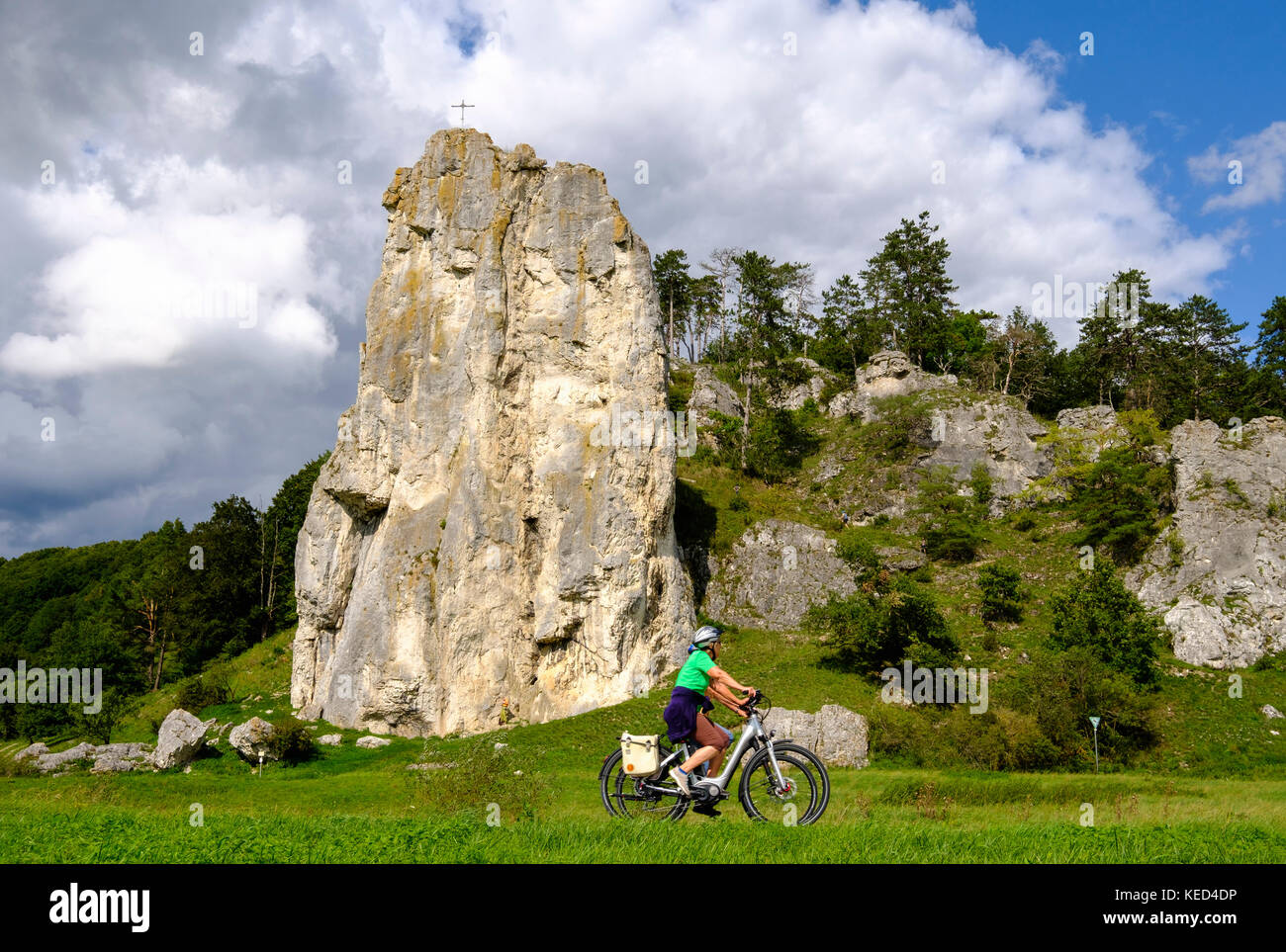 Radfahrer vor dem Kletterfelsen Burgstein, bei Dollnstein, Altmühltal, Oberbayern, Bayern, Deutschland Stockfoto