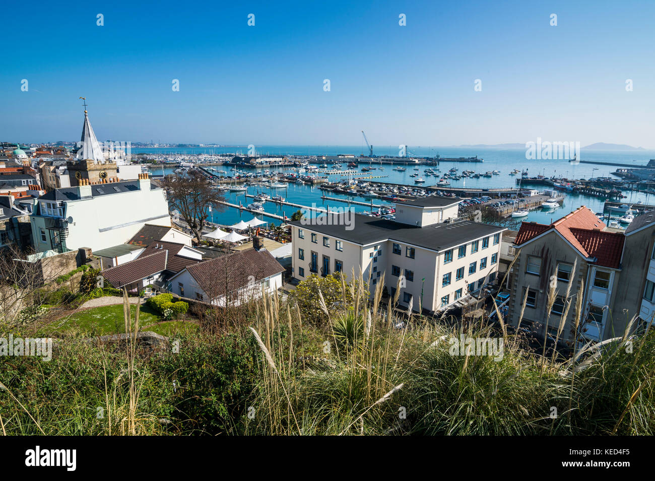 Über Saint Peter Port, Guernsey, Channel Islands, Großbritannien Stockfoto