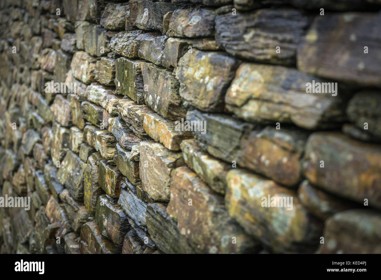 Schichten von Naturstein machen einen "Dry Stone Wall", eine traditionelle Bauweise Ziegel zusammen mit Verriegelung durch Druck eher tha Stockfoto