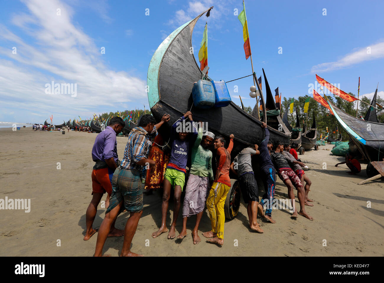 Fischer, die ein Boot zum Ufer fahren und nach dem Fang von Tiefsee am Shamlapur Sea Beach neben dem Cox's Bazar-Teknaf Marine Drive zurückkehren. Das ist es Stockfoto