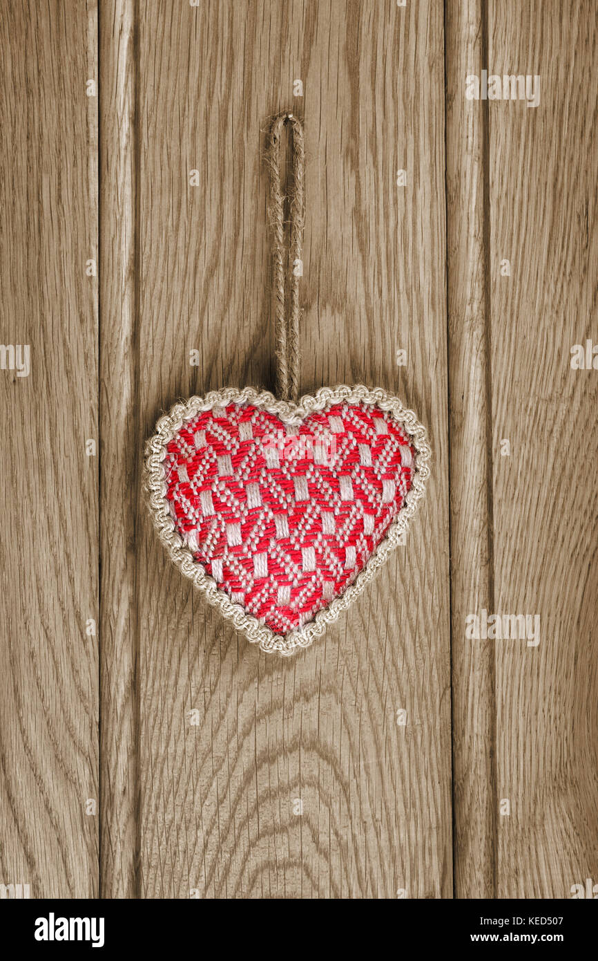 Schöne Weihnachten dekorative Herz gegen eine rustikale Holztür. Stockfoto