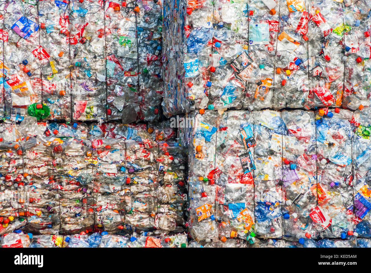 Arnheim, Niederlande - Mar 15, 2011: recycelte Plastikflaschen in Ballen an einem stillen Recycling-Verfahren zugeführt werden. Stockfoto