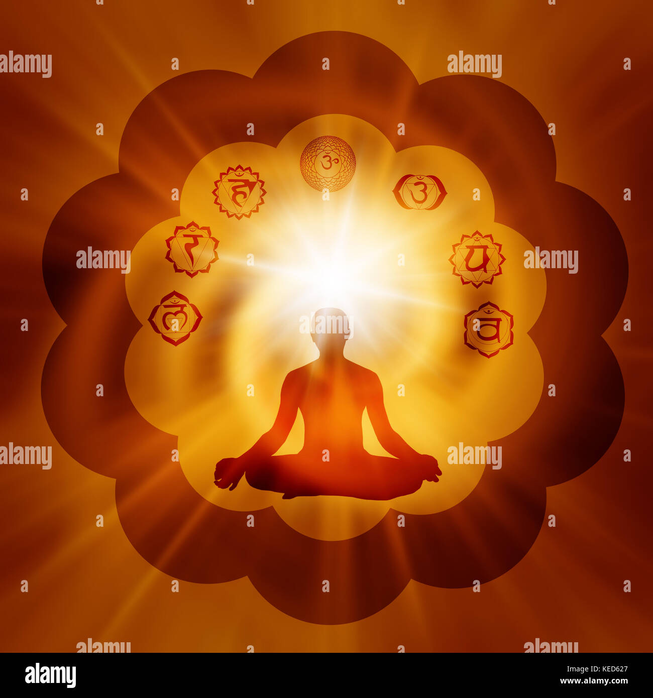 Chakra-Symbole und Silhouette eines Mannes im Yoga-Lotus Pose Stockfoto