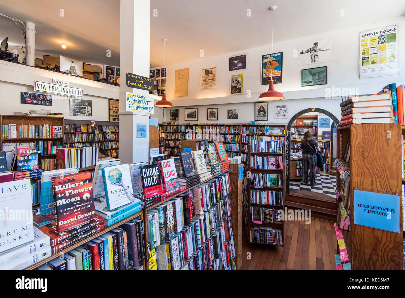Innenansicht der historischen City Lights Bookstore, San Francisco, Kalifornien, USA Stockfoto