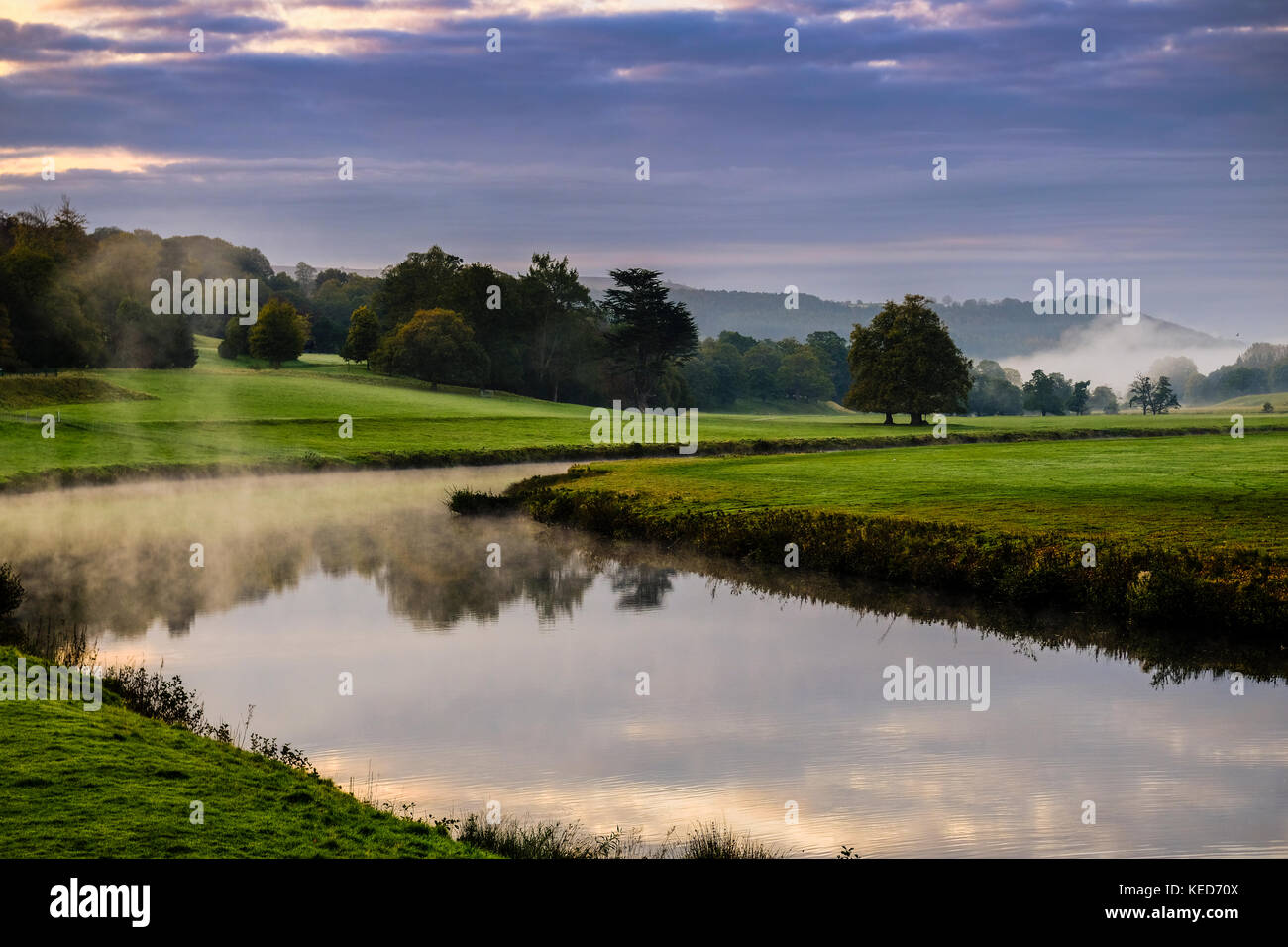 Früh morgens Nebel auf dem Fluss Derwent in Derbyshire Peak District. Stockfoto