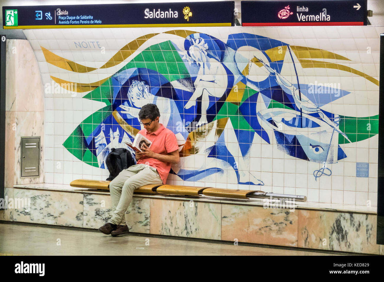Lissabon Portugal, Metro de Lisboa, Metro, U-Bahn, Nahverkehr, Bahnhof Saldanha, Plattform, öffentliche Kunst, Azulejos, bemalte Fliesen, Luis Felipe de Abreu, Bank, man m Stockfoto