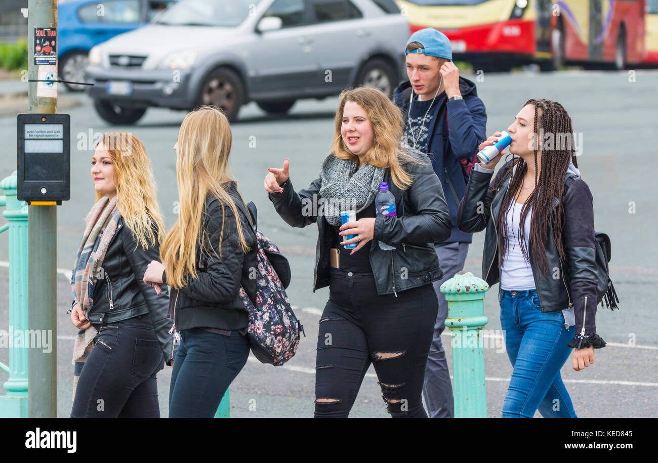 Gruppe von Studentinnen zusammen gehen an einem Tag in einer Stadt in Großbritannien. Stockfoto