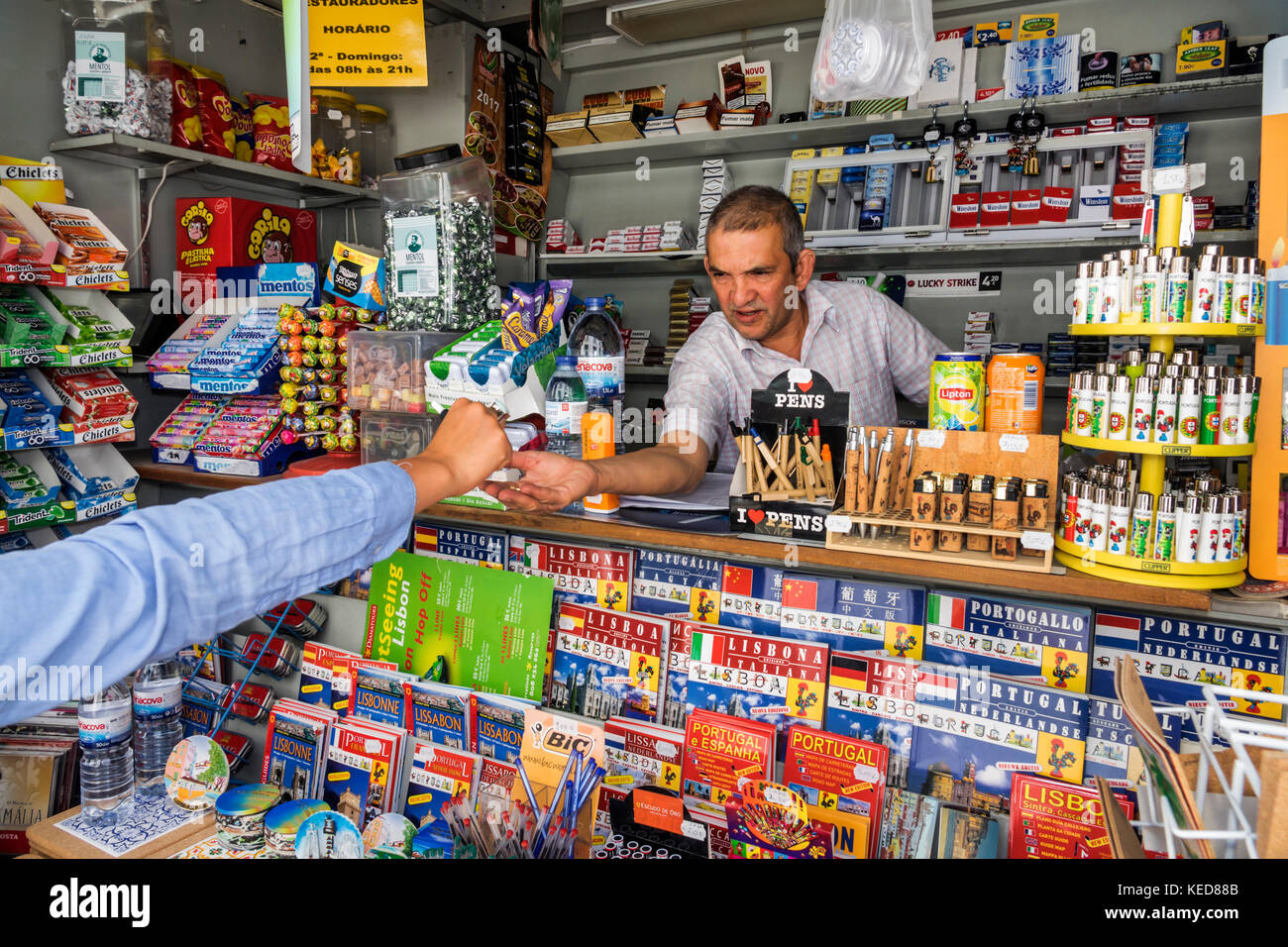 Lissabon Portugal, Restauradores-Platz, Kiosk, Shopping Shopper Shopper Shopper Shop Shops Markt Kauf Verkauf, Geschäfte Geschäfte Business Unternehmen, diverse, t Stockfoto