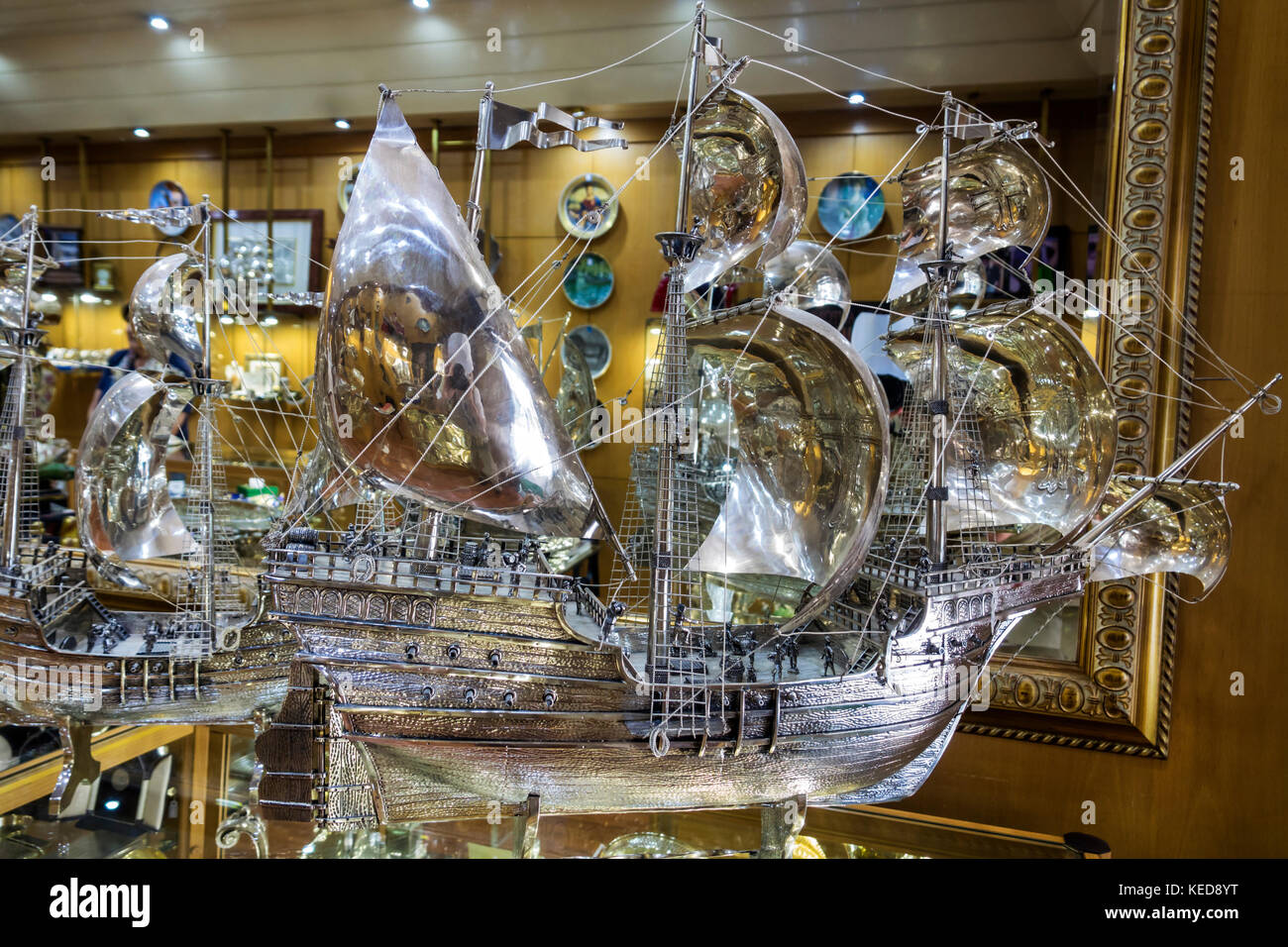 Lissabon Portugal, Baixa, Garsil Joalheiros, Juweliergeschäft, Silber, Karavelle, caravela, Segelschiff, Scale-Modell, Display, Verkauf, Hispanic, Einwanderer, Hafen Stockfoto