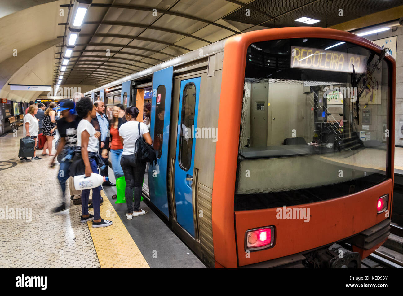 Lissabon Portugal, Metro Lisboa, Nahverkehr, Restauradores, U-Bahn, Bahnhof, Bahnsteig, Reboleira-Linie, Zug, Boarding, Schwarze Frau weibliche Frauen, Pendler, Fahrer Stockfoto