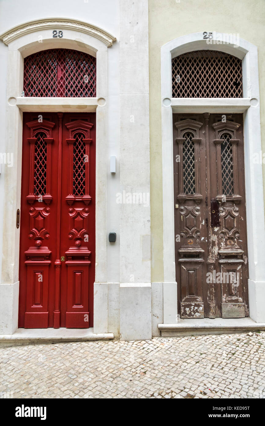 Lissabon Portugal, Tür, Eingang, kunstvoll, geschnitztes Holz, bemalt, rot, restauriert, unrestauriert, Restaurierung, Erhaltung, davor, hispanisch, Immigranten, P Stockfoto