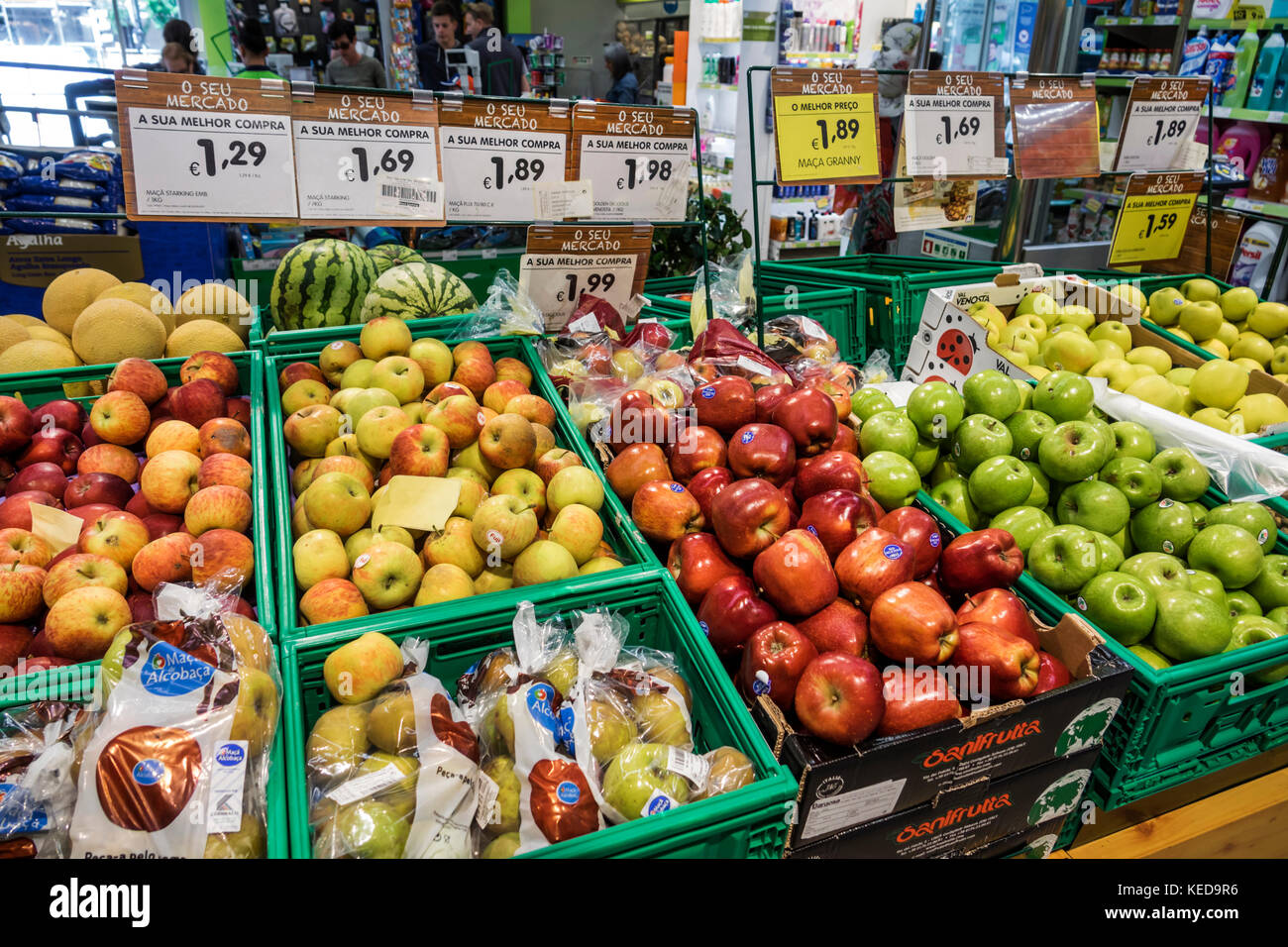 Lissabon Portugal, Supermercado Minipreco, Rua Alexandre Herculano, Supermarkt, Lebensmittelgeschäft, Produkte, Obst, Mülleimer, Äpfel, Display, Verkauf, innen, lateinamerikanisches Latein Stockfoto