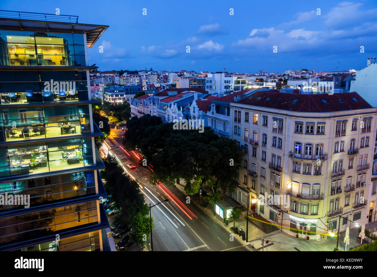 Lissabon Portugal, Rua Alexandre Herculano, Blick von oben, Bürogebäude, Straße, Dämmerung, Nacht, Zeitbelichtung, Skyline der Stadt, Verkehr, Hispanic, Immigrant Stockfoto