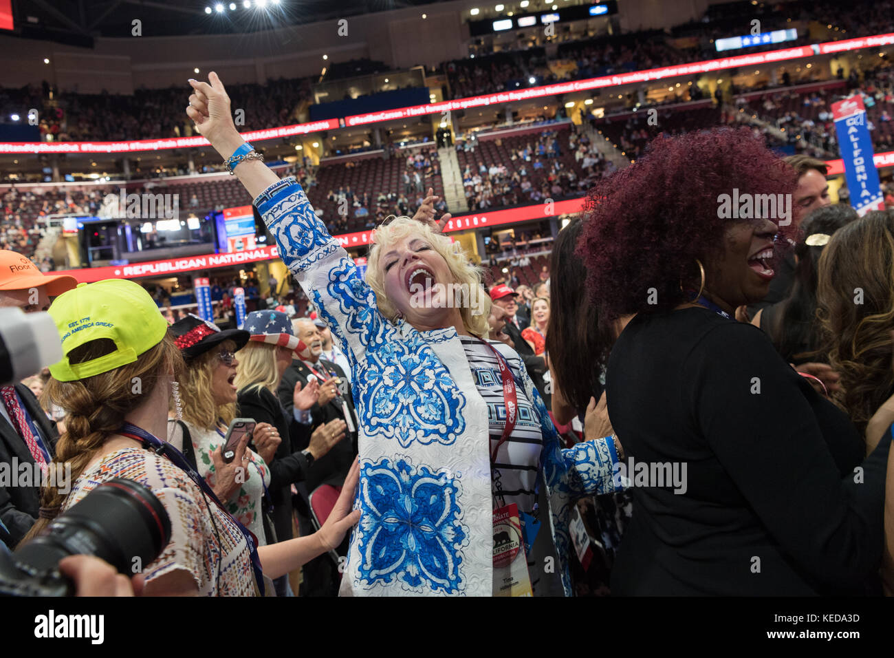 Gop Kalifornien delegierten Tanz in den Gängen während der Republican National Convention, 20. Juli 2016 in Cleveland, Ohio. Stockfoto