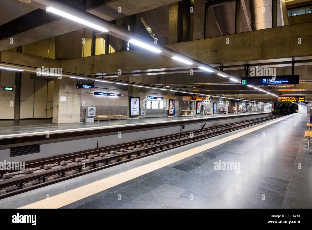Portugal Lissabon Metro Lisboa Offentliche Verkehrsmittel Nahverkehr U Bahn Terreiro Do Paco Bahnhof Plattform Schienen Innen Hispanic Hispanics La Stockfotografie Alamy