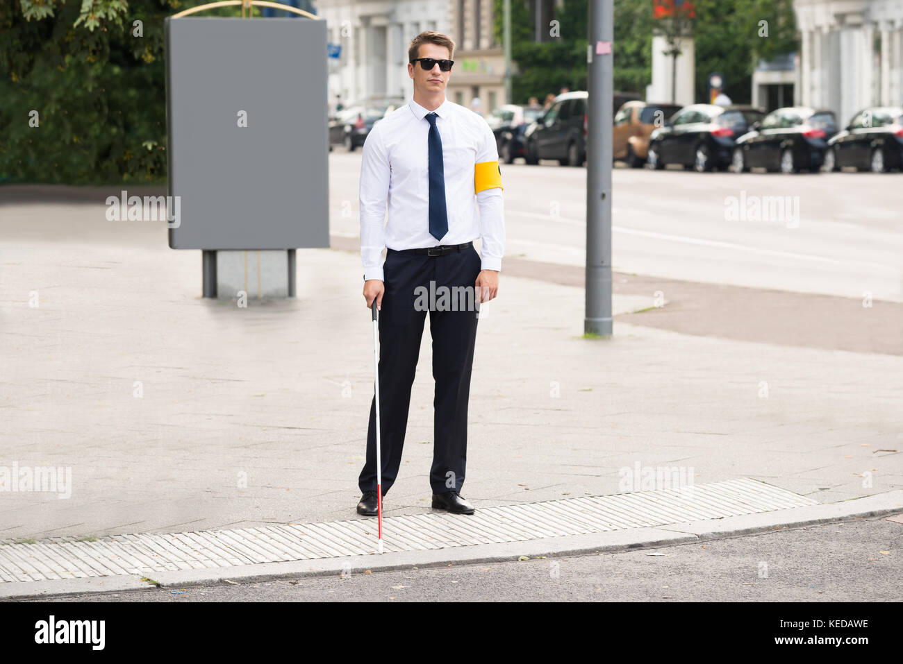 Blinden Mann mit Armband auf Bürgersteig Stockfoto