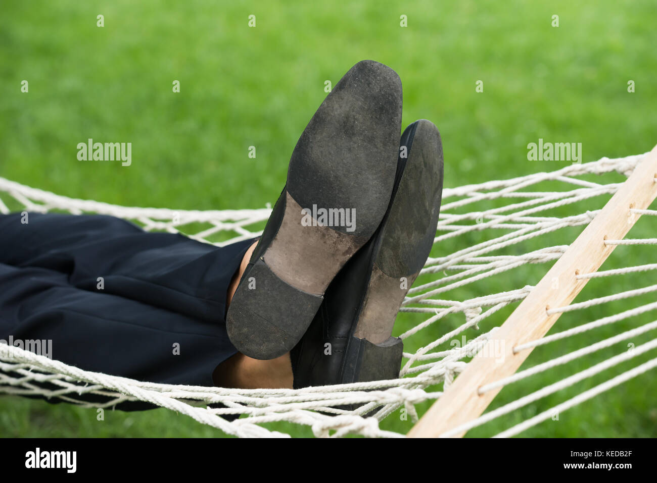 Nahaufnahme von einem Mann in der Hängematte entspannen Stockfoto