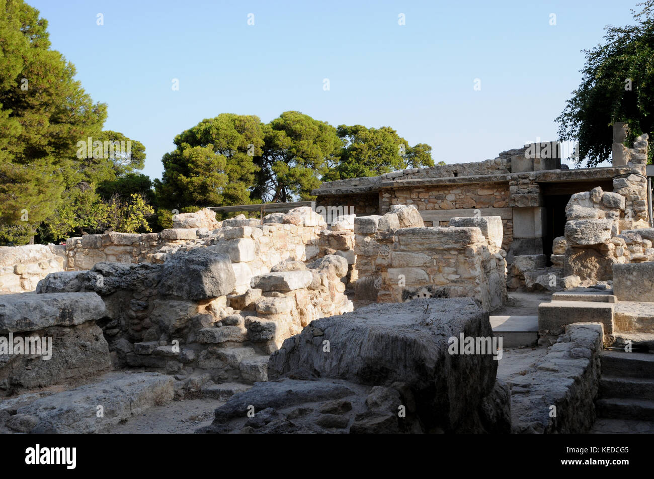 Allgemeine Ansicht der Reste der Palast von Knossos entfernt von einigen der mehr besucht restaurierten Fresken und Zimmer. Stockfoto