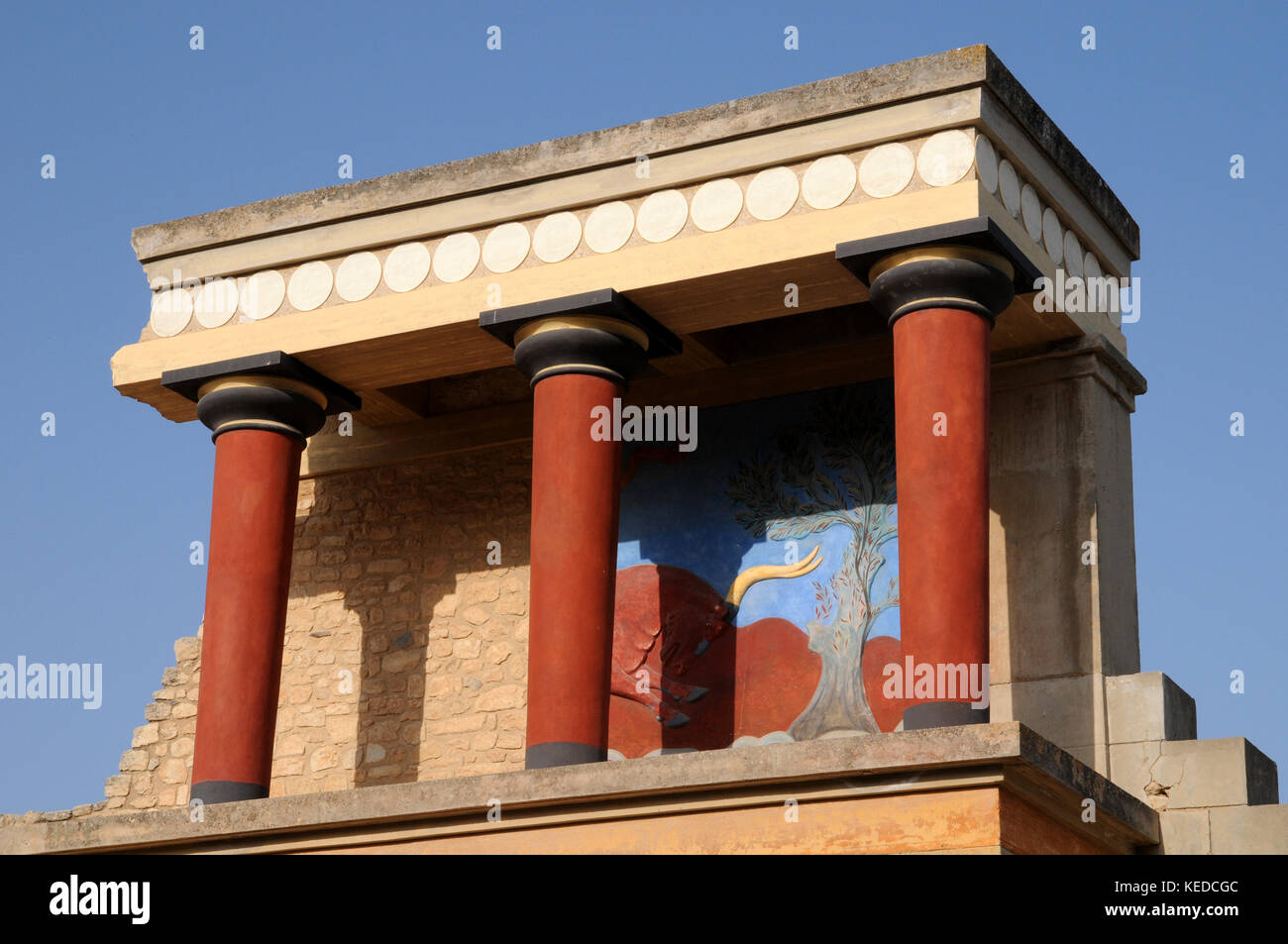 Wieder spalten und Fresko an der minoischen Palast von Knossos auf Kreta. Dies wird als Bastion der Stier nach dem Fresko hinter den Säulen. Stockfoto