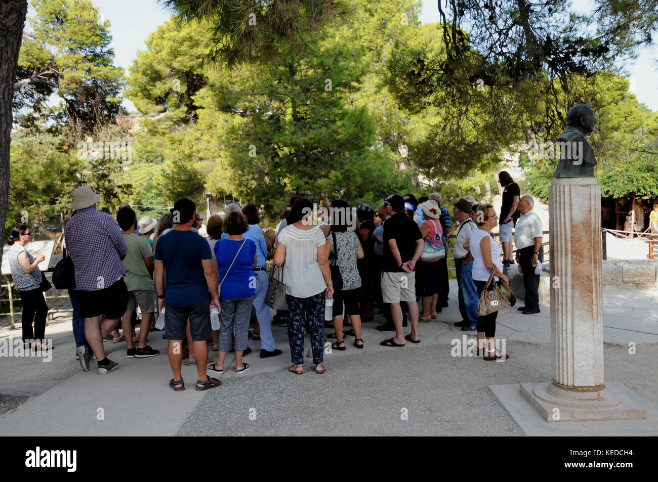 Besucher, viele von den Touren und Kreuzfahrtschiffen, Masse in der Palast von Knossos auf der Insel Kreta. An Geschichte interessiert oder einfach nur einen Ort aus zu aktivieren? Stockfoto