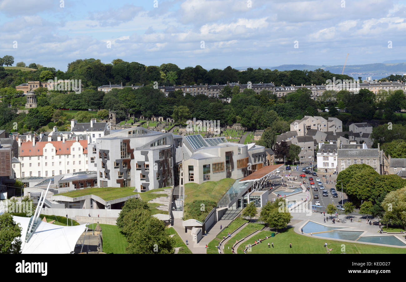 Edinburgh, Schottland. Blick von Arthurs Seat. Das Parlament Gebäude im Zentrum. Stockfoto