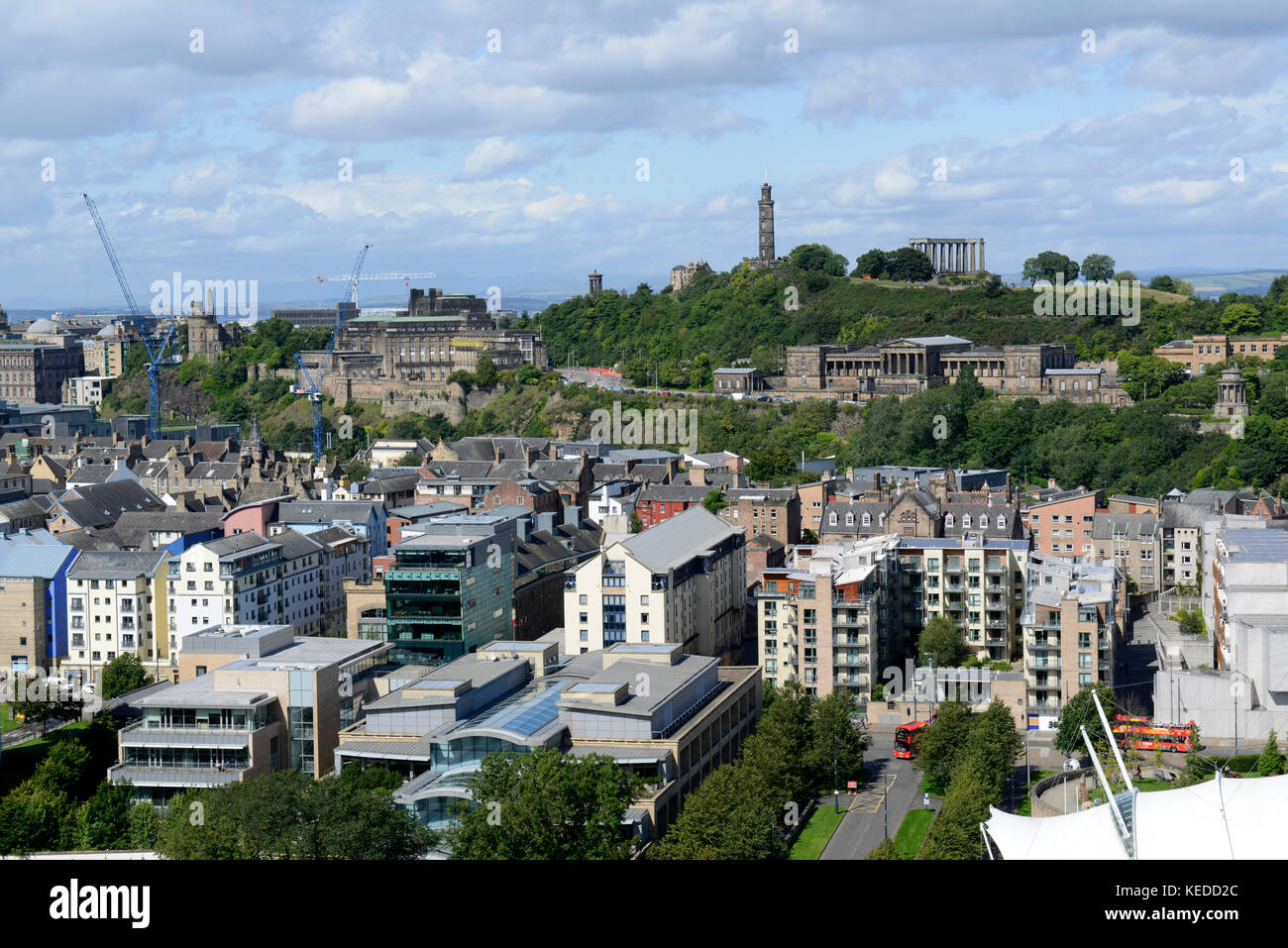 Edinburgh, Schottland. Blick aus der Arthur Seat. Calton Hill an der Spitze. Stockfoto