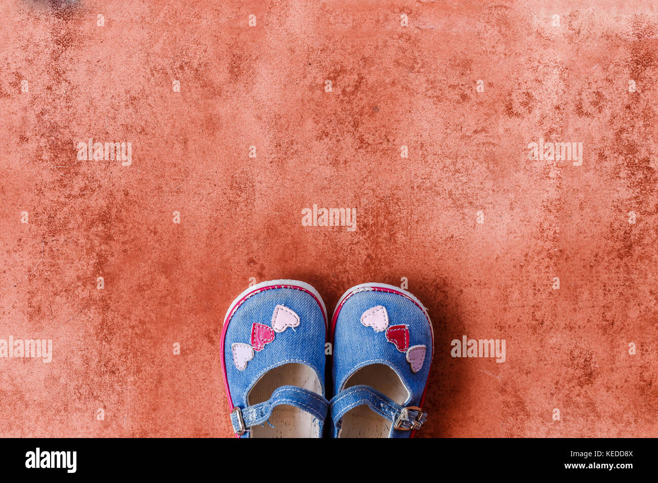 Jeans mary jane style Baby Schuhe mit drei Herzen über den Zehen. minimalistisches Erscheinungsbild. Stockfoto