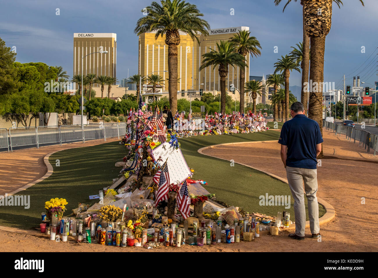 Ein Besucher steht an einer Linie von 58 Kreuze für die verlorenen und eine für die Stärke der Stadt das Gelände hinter dem Willkommen in Las Vegas singen zwei Wochen nach den Dreharbeiten in Las Vegas, NV. Stockfoto