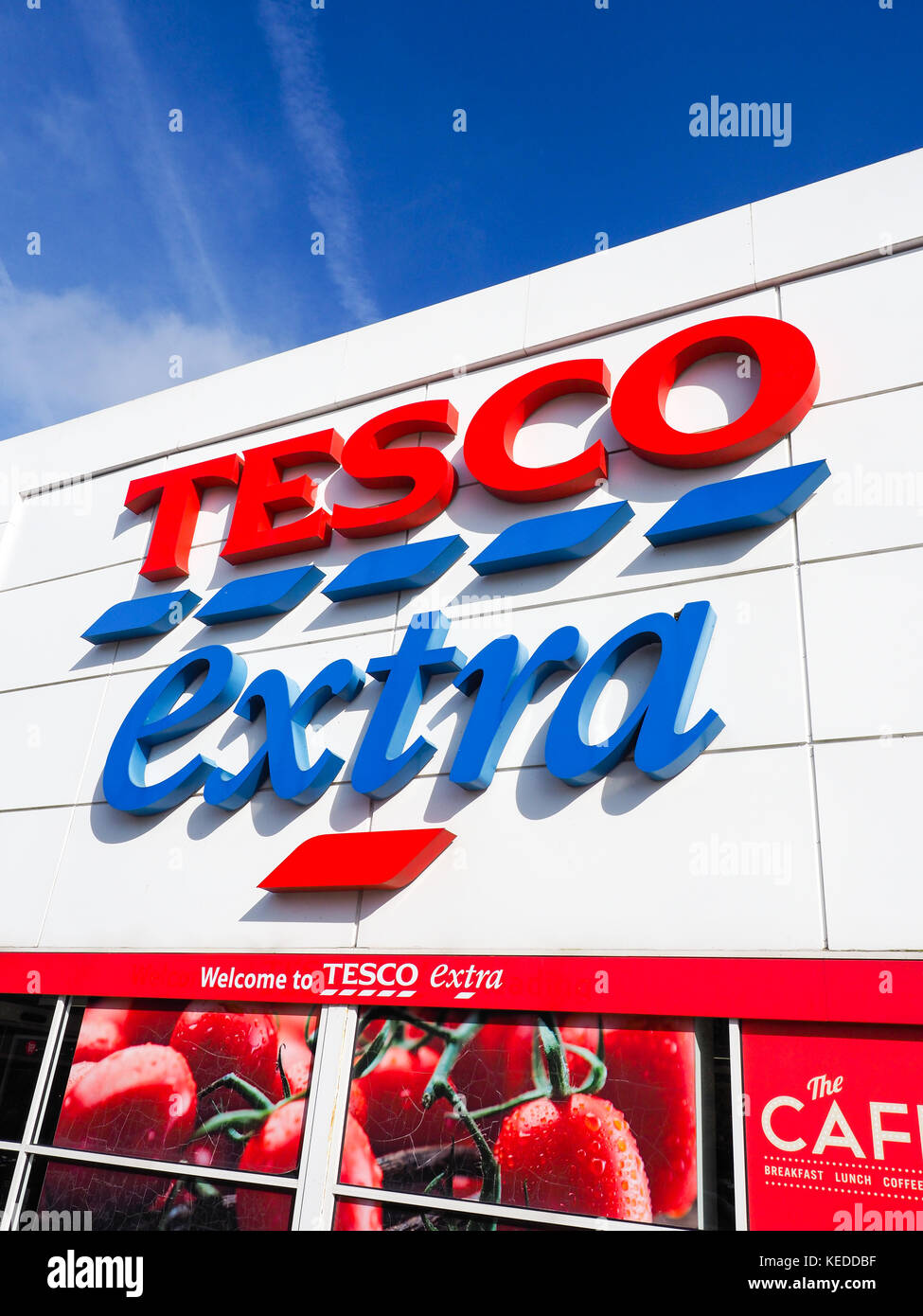 Tesco extra Zeichen, Tesco extra, Reading, Berkshire, England Stockfoto