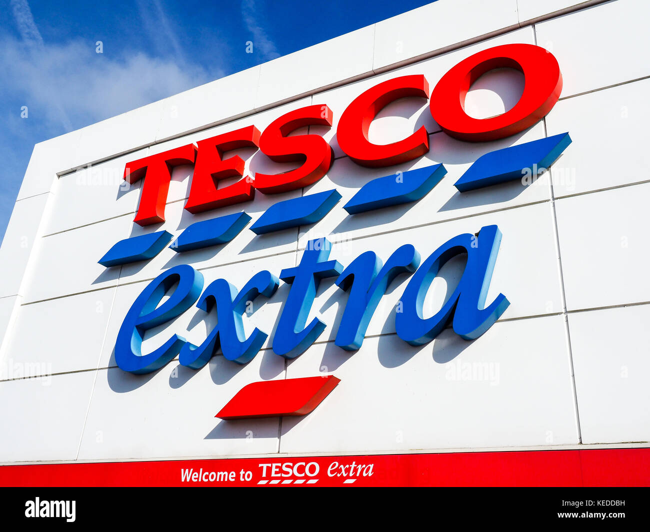 Tesco extra Zeichen, Tesco extra, Reading, Berkshire, England Stockfoto