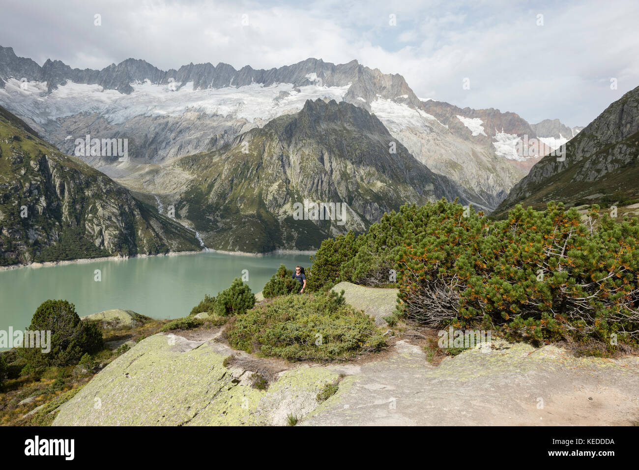 Wanderer wandert durch die atemberaubende Bergkulisse in den schweizer Alpen Stockfoto