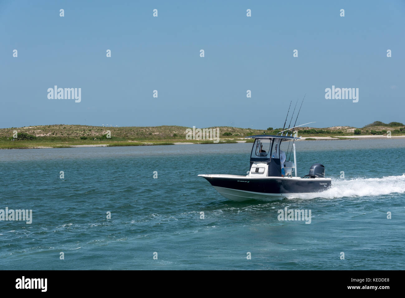 Zwei Männer im Sport Angeln Boot w/Angeln, Bootfahren in Richtung Cape Lookout National Seashore auf der Crystal Coast und Outer Banks in North Carolina Stockfoto