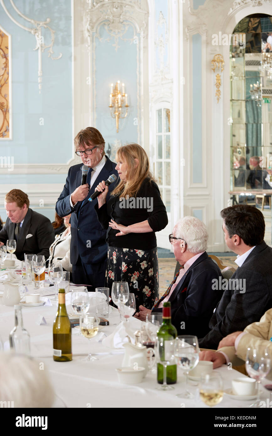 Giles Holz und Maria Killen in den Oldie literarische Mittagessen Stockfoto