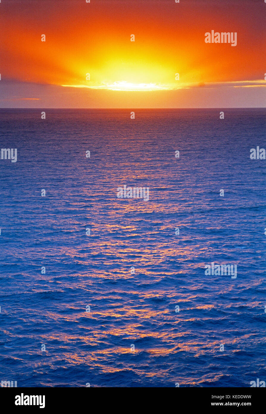 Landschaftlich Schön. Sonnenaufgang über dem Meer. Stockfoto