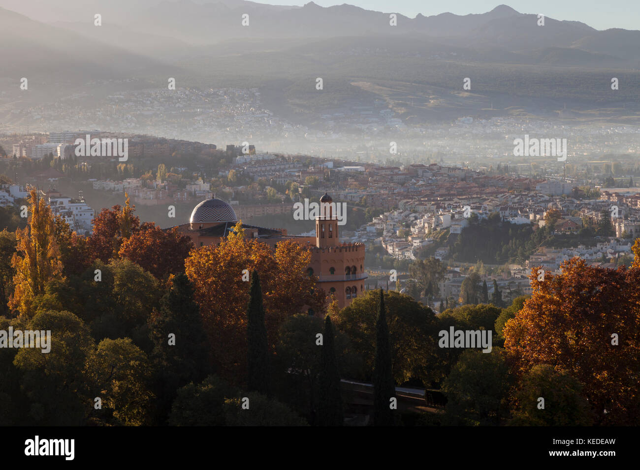 Granada, Spanien: die Alhambra Palast und Festung. Blick auf die Stadt vom Torre de la Vela an der Festung Alcazaba. Rauch aus lokalen wildfires cloa Stockfoto