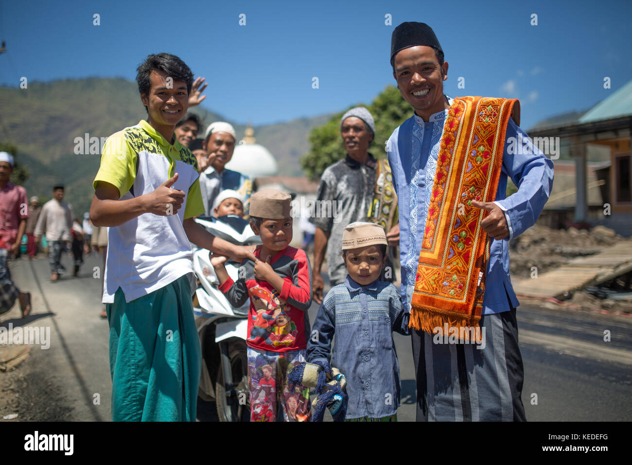Sembalun Lawang, Lombok, Indonesien - 20. August 2017 - muslimische Männer, die nach dem Gebet in Sembalun Lawang auf der Insel Lombok, Indonesien, auf der Straße unterwegs waren. Stockfoto
