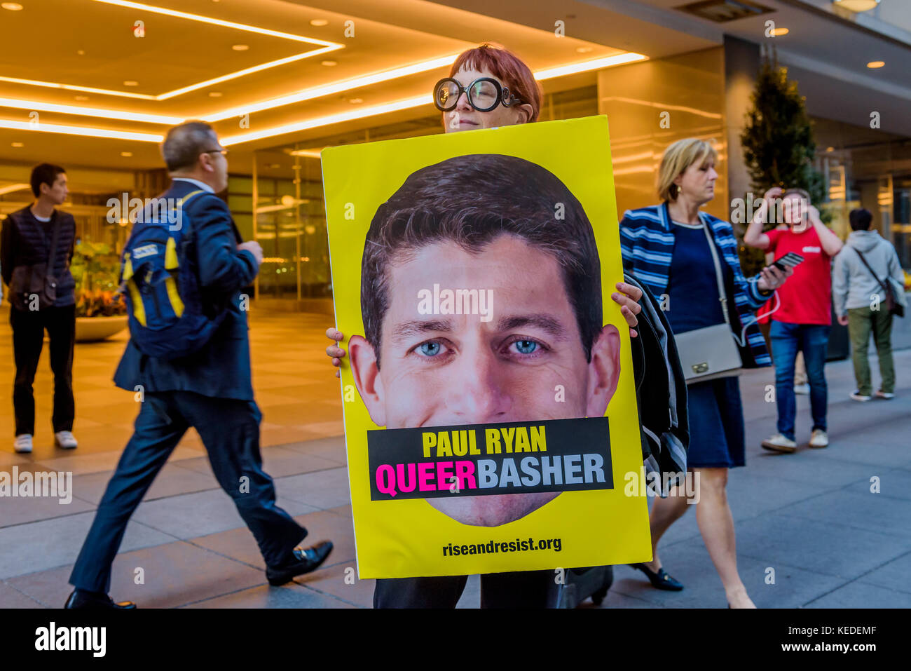 New York, Usa. Oktober 2017. DACA-Empfänger aus Wisconsin und New York hielten am 19. Oktober 2017 eine Demonstration vor dem jährlichen Al Smith Dinner im Hilton Midtown ab, bei der ihr Hauptredner Paul Ryan, Sprecher des Repräsentantenhauses, im Visier war. Ryan weigert sich weiterhin, sich mit Jugendlichen aus seinem eigenen Bezirk über den Dream Act zu treffen, der dringend benötigten Schutz und einen Weg zur Staatsbürgerschaft für Jugendliche aus Einwanderern bieten würde. Quelle: Erik McGregor/Pacific Press/Alamy Live News Stockfoto