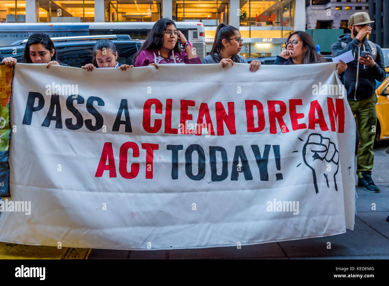 New York, Usa. Oktober 2017. DACA-Empfänger aus Wisconsin und New York hielten am 19. Oktober 2017 eine Demonstration vor dem jährlichen Al Smith Dinner im Hilton Midtown ab, bei der ihr Hauptredner Paul Ryan, Sprecher des Repräsentantenhauses, im Visier war. Ryan weigert sich weiterhin, sich mit Jugendlichen aus seinem eigenen Bezirk über den Dream Act zu treffen, der dringend benötigten Schutz und einen Weg zur Staatsbürgerschaft für Jugendliche aus Einwanderern bieten würde. Quelle: Erik McGregor/Pacific Press/Alamy Live News Stockfoto