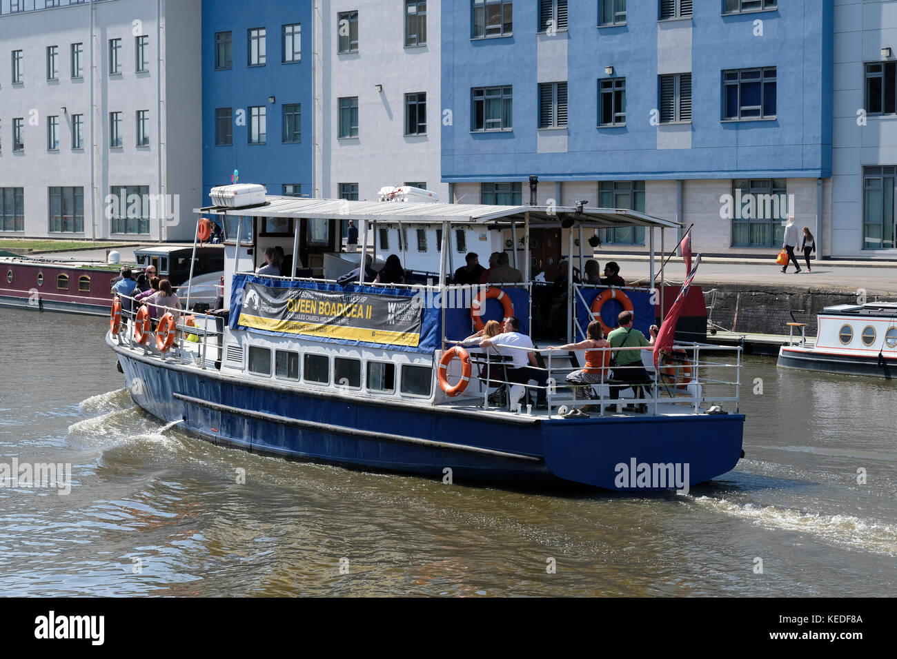 Touristische reise Boot 'Königin Boadicea II' verlassen Gloucester Docks auf der Gloucester und Schärfe Canal Stockfoto