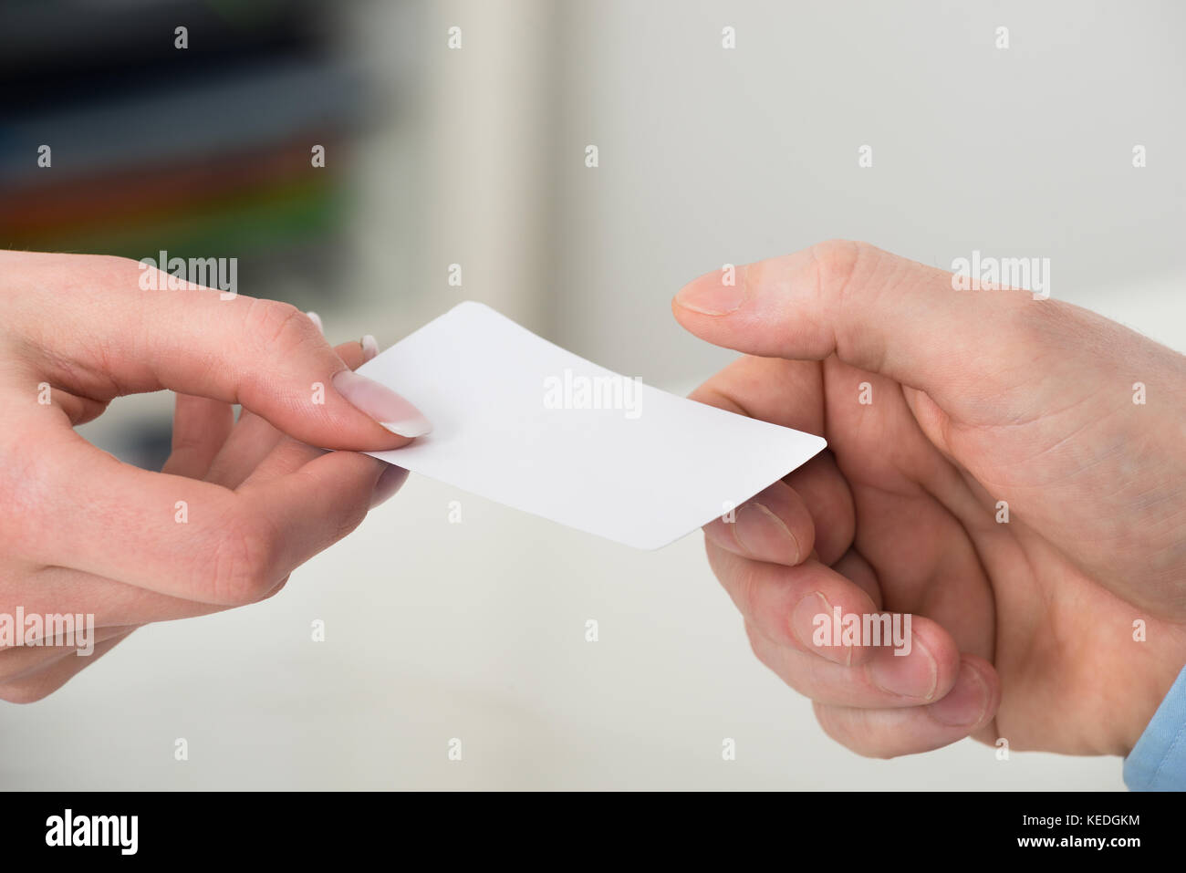 In der Nähe von zwei Geschäftsleute, die Hand der Austausch von Visitenkarten im Büro Stockfoto