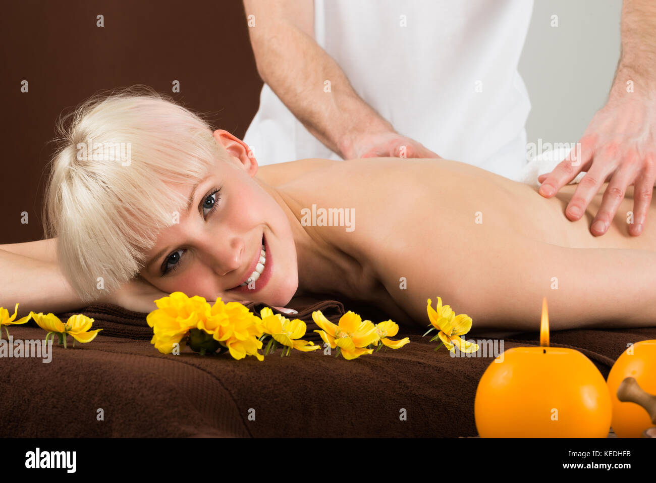 Lächelnden jungen Frau empfangen Schulter Massage Massagegerät in ein Beauty Spa Stockfoto