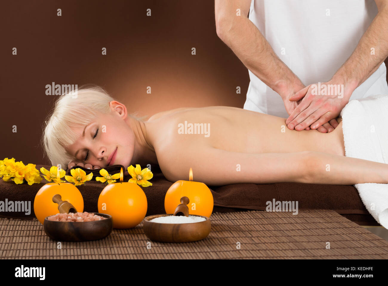 Portrait einer jungen Frau Empfangen entspannt zurück Massage Massagegerät in Beauty Spa Stockfoto