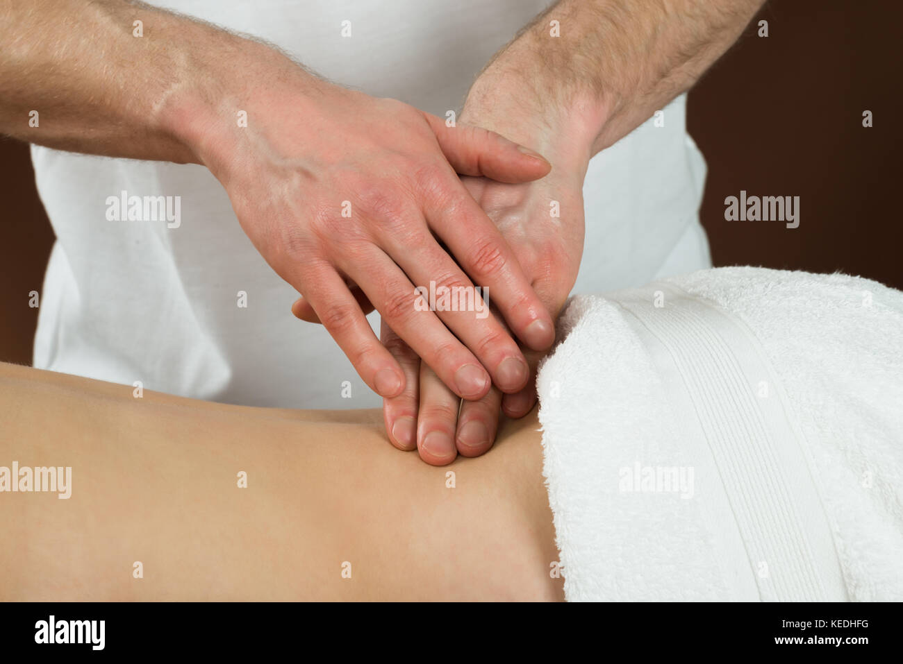 Nahaufnahme einer jungen Frau empfangen Zurück Massage im Beauty Spa Stockfoto