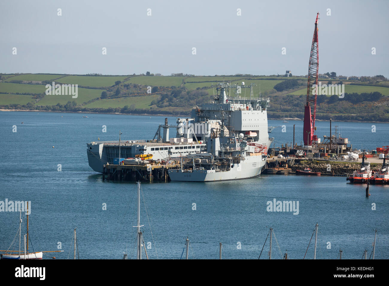 HMS Mounts Bay in home Hafen von Falmouth UK mit HMS Enterprise neben Stockfoto