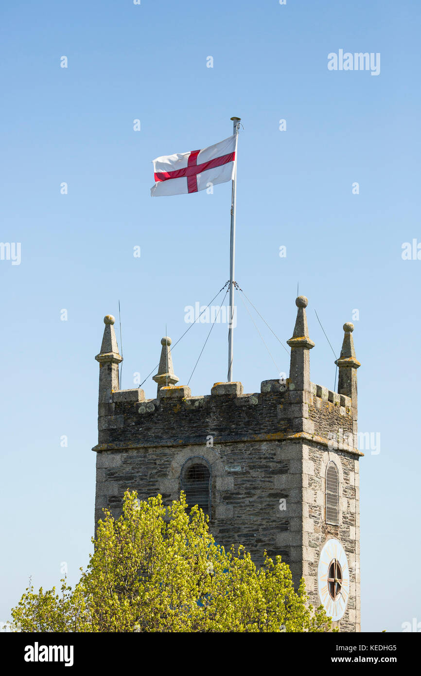 Englische Flagge das Kreuz von St. George fliegen vom Kirchturm Stockfoto