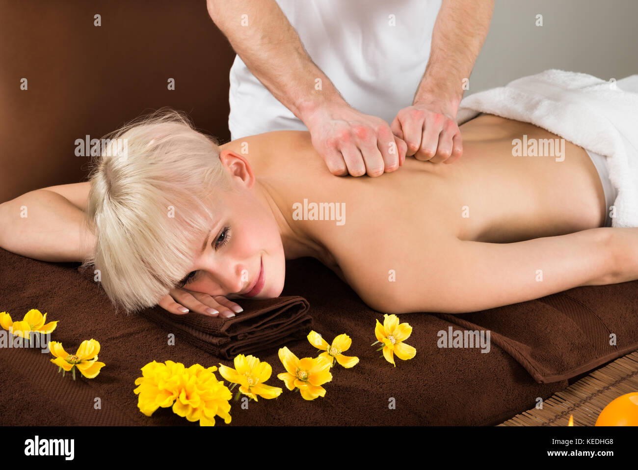 Anzeigen einer jungen Frau empfangen Zurück Massage Massagegerät in ein Beauty Spa Stockfoto