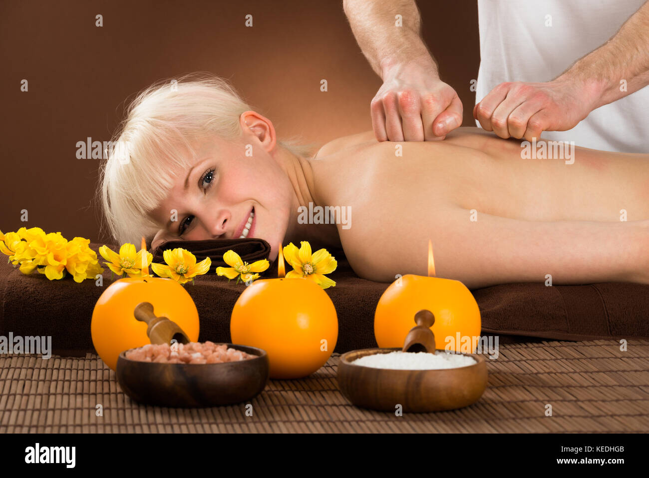 Porträt einer jungen Frau, Massage im Beauty Spa Stockfoto